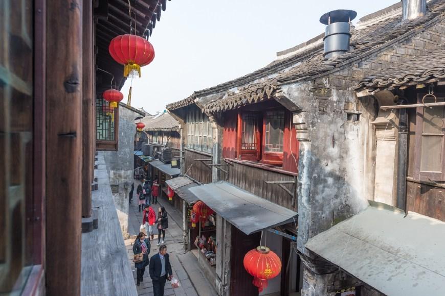 在车流中守护迷路老人的“白衣小姐姐”找到了